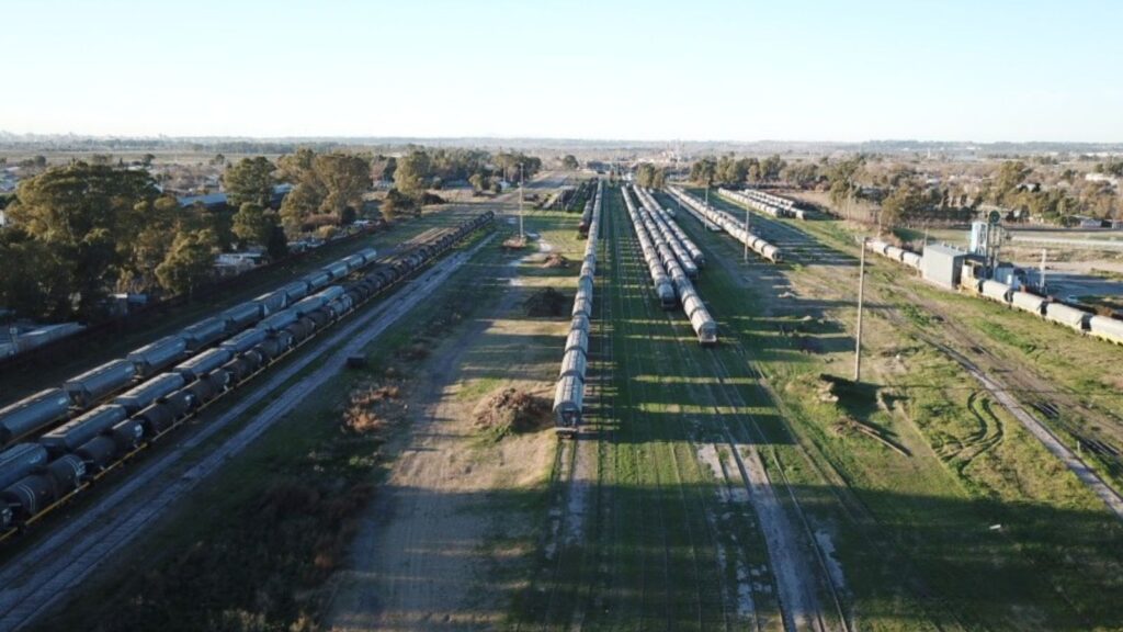 Tren de carga circulando en un corredor ferroviario argentino, representando la continuidad operativa del servicio ferroviario.