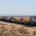 Tren de carga circulando en una región productiva de Argentina, representando al ferrocarril como ventaja competitiva logística.