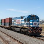 Tren de carga en Argentina representando aprendizajes internacionales y desarrollo del transporte ferroviario.