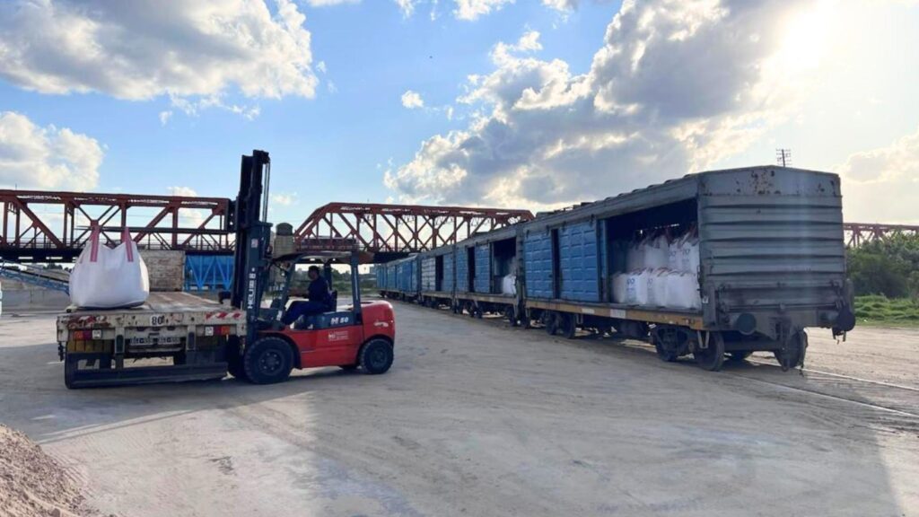 Operación logística con transferencia de carga entre camión y tren en industria energética