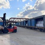 Operación logística con transferencia de carga entre camión y tren en industria energética